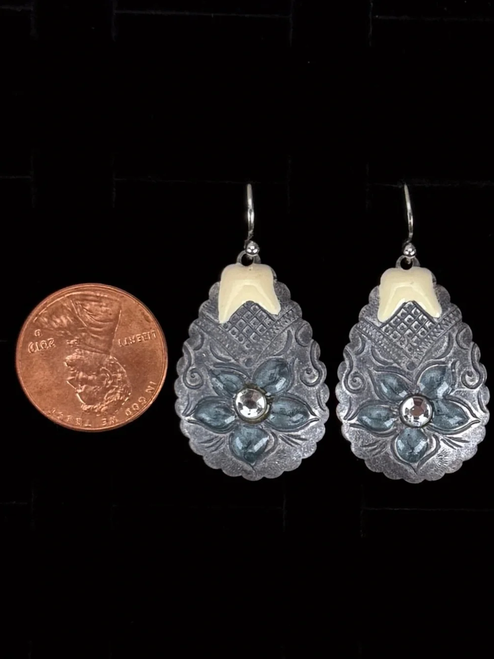 Gorgeous vintage Silvertone Bluey cream enamel costume pierced earrings
